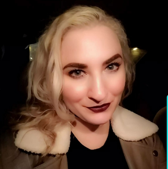 Meet your Posher, Lisa - Picture 2 of 5